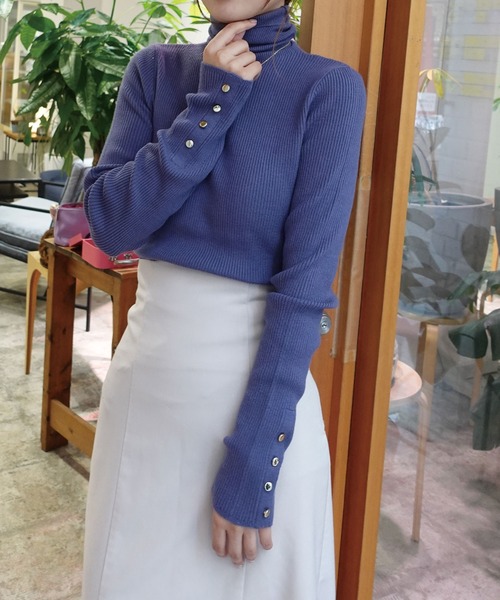 CORNERS(コーナーズ)の「袖ボタンハイネックリブニット(ニット/セーター・レディース・ベージュ/グレー/ブルー/アイボリー/ホワイト×ブラック/ブラック・FREE)」の11枚目の写真