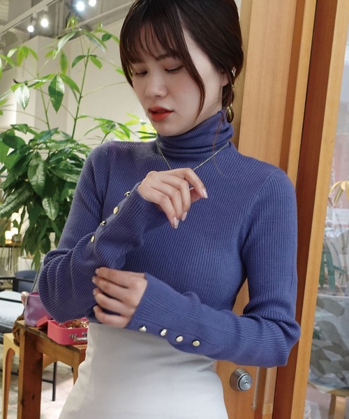 CORNERS(コーナーズ)の「袖ボタンハイネックリブニット(ニット/セーター・レディース・ベージュ/グレー/ブルー/アイボリー/ホワイト×ブラック/ブラック・FREE)」の12枚目の写真