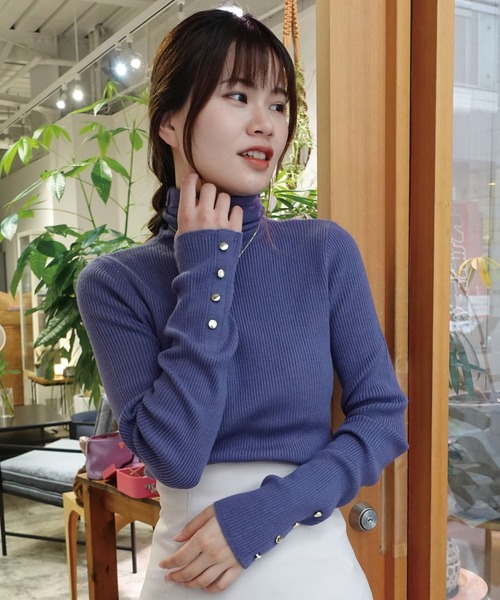 CORNERS(コーナーズ)の「袖ボタンハイネックリブニット(ニット/セーター・レディース・ベージュ/グレー/ブルー/アイボリー/ホワイト×ブラック/ブラック・FREE)」の13枚目の写真