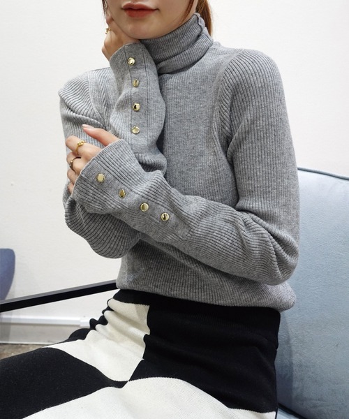 CORNERS(コーナーズ)の「袖ボタンハイネックリブニット(ニット/セーター・レディース・ベージュ/グレー/ブルー/アイボリー/ホワイト×ブラック/ブラック・FREE)」の15枚目の写真