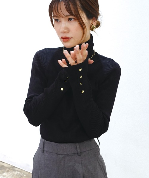 CORNERS(コーナーズ)の「袖ボタンハイネックリブニット(ニット/セーター・レディース・ベージュ/グレー/ブルー/アイボリー/ホワイト×ブラック/ブラック・FREE)」の16枚目の写真