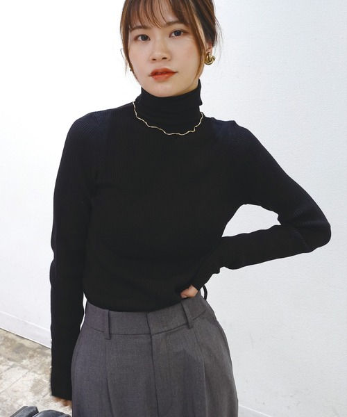 CORNERS(コーナーズ)の「袖ボタンハイネックリブニット(ニット/セーター・レディース・ベージュ/グレー/ブルー/アイボリー/ホワイト×ブラック/ブラック・FREE)」の17枚目の写真