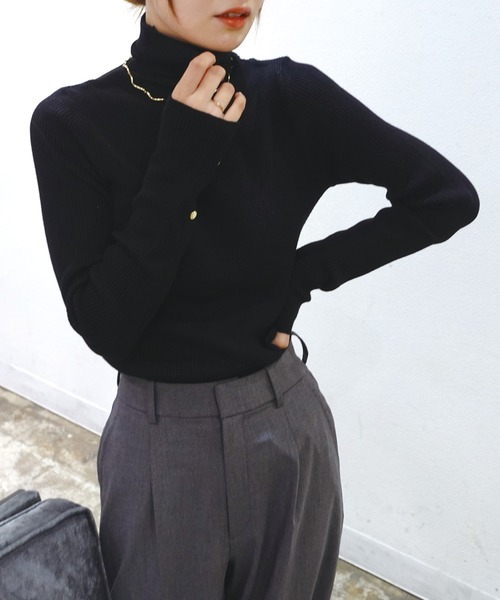 CORNERS(コーナーズ)の「袖ボタンハイネックリブニット(ニット/セーター・レディース・ベージュ/グレー/ブルー/アイボリー/ホワイト×ブラック/ブラック・FREE)」の18枚目の写真