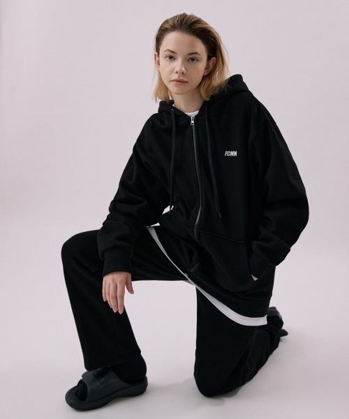 FCMM(エフシーエムエム)の「CLUB TEAM EESENTIAL PANTS/クラブチームエッセンシャルパンツ(その他パンツ・レディース・グレー/ブラック・MEDIUM/X-LARGE/LARGE)」の4枚目の写真