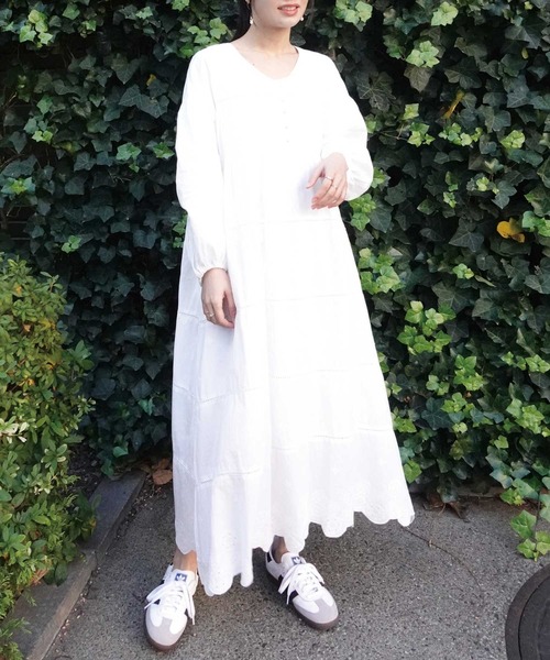 CORNERS(コーナーズ)の「コットンレースVネックロングワンピース(ワンピース・レディース・スミクロ/オフホワイト/ブルー・M/L)」の16枚目の写真