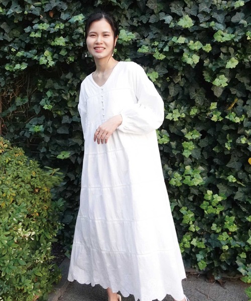 CORNERS(コーナーズ)の「コットンレースVネックロングワンピース(ワンピース・レディース・スミクロ/オフホワイト/ブルー・M/L)」の7枚目の写真