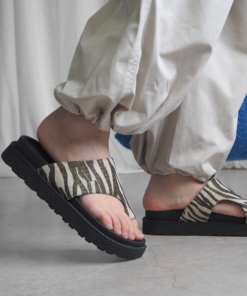 minia（ミニア）の「フットベットトングサンダル（サンダル・レディース・ゼブラ/アイボリー/シルバー/ブラック・S/M/L）」の14枚目の写真