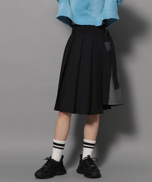 Anui(アニュイ)の「【UNISEX/2サイズ展開】サイドストライプハーフスラックス(スラックス・レディース・グレー/ブラック・MEDIUM/SMALL)」の2枚目の写真