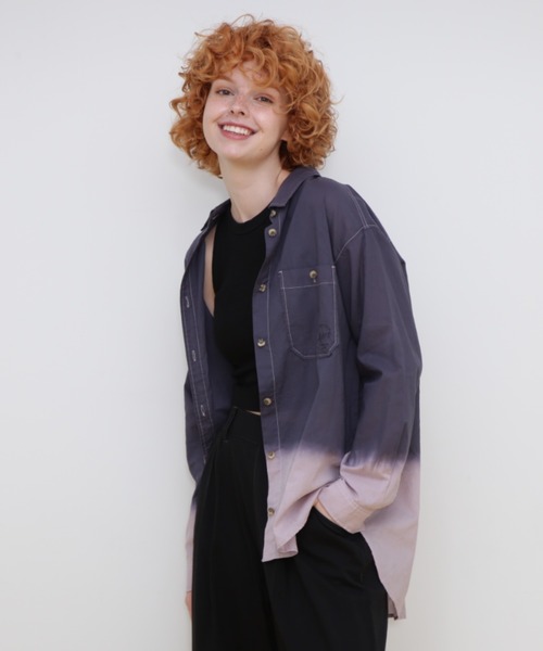 AVIREX（アヴィレックス）の「TIERED DYEING SHIRT/タイダイ シャツ（シャツ/ブラウス・レディース・ネイビー/ライム/チャコールグレー・FREE）」の2枚目の写真