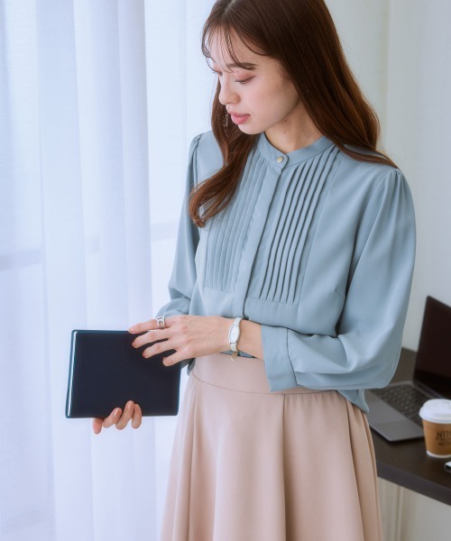 7days Life Styling(セブンデイズライフスタイリング)の「フロントピンタック8分袖ブラウス(しわになりにくい・UVカット)(シャツ/ブラウス・レディース・オフホワイト/サックスブルー系/ブラック・M/L/LL)」の2枚目の写真