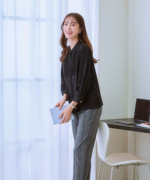 7days Life Styling(セブンデイズライフスタイリング)の「フロントピンタック8分袖ブラウス(しわになりにくい・UVカット)(シャツ/ブラウス・レディース・オフホワイト/サックスブルー系/ブラック・M/L/LL)」の9枚目の写真