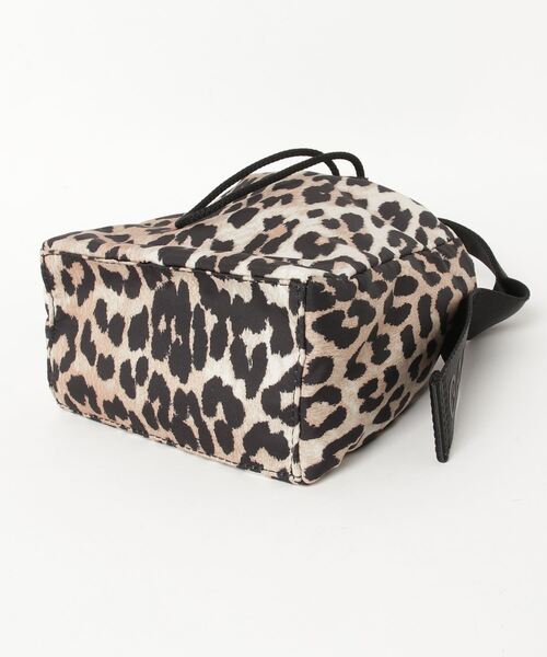 ADAM ET ROPE'（アダムエロペ）の「【GANNI(ガニー)】RECYCLED TECH POUCH PRINT（ハンドバッグ・レディース・ブラウン・FREE）」の3枚目の写真