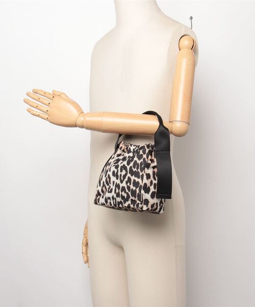 ADAM ET ROPE'（アダムエロペ）の「【GANNI(ガニー)】RECYCLED TECH POUCH PRINT（ハンドバッグ・レディース・ブラウン・FREE）」の5枚目の写真