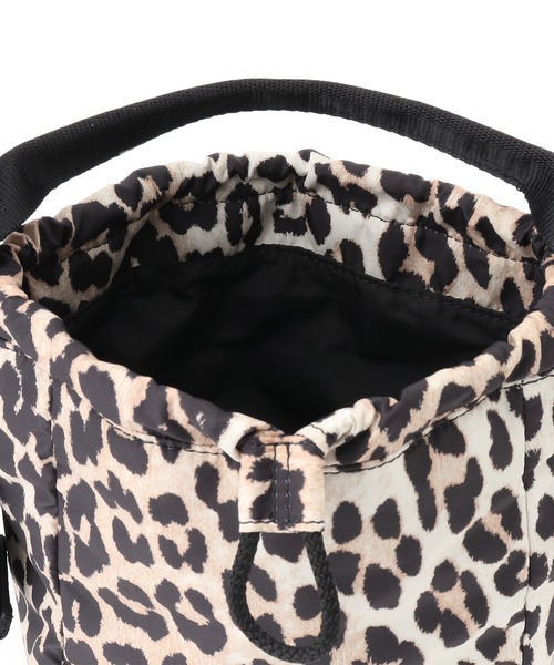 ADAM ET ROPE'（アダムエロペ）の「【GANNI(ガニー)】RECYCLED TECH POUCH PRINT（ハンドバッグ・レディース・ブラウン・FREE）」の14枚目の写真