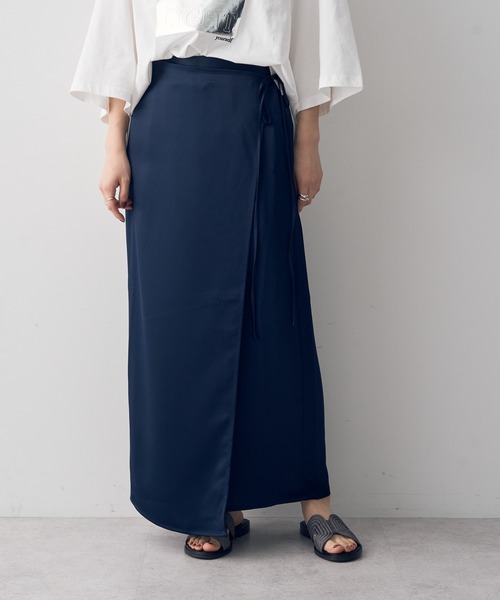 YECCA VECCA（イェッカヴェッカ）の「ラップ風サテンロングスカート（スカート・レディース・ピンクベージュ/ネイビー/キャメル・S/M）」の2枚目の写真