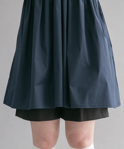 KBF（ケイビーエフ）の「シャーリングミニワンピース（ワンピース・レディース・オフホワイト/ベージュ/ネイビー・ONE）」の20枚目の写真