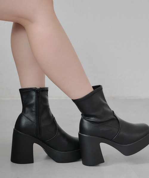 Remind me and forever（リマインドミーアンドフォーエバー）の「ショートブーツ（ブーツ・レディース・アイボリー/ブラック・MEDIUM/X-LARGE/SMALL/LARGE）」の2枚目の写真