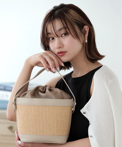 Little&More(リトルアンドモア)の「麦わらハンドバッグ(ハンドバッグ・レディース・ホワイト/ブラック・ONE SIZE)」の2枚目の写真