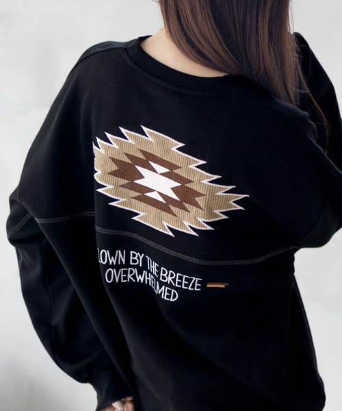 UNDERWRAPS(アンダーラップス)の「UNDERWRAPS オルテガBIGロゴ刺繍 裏起毛トレーナー(スウェット・レディース・オートミール/グリーン系その他/ブラック・フリー)」の3枚目の写真