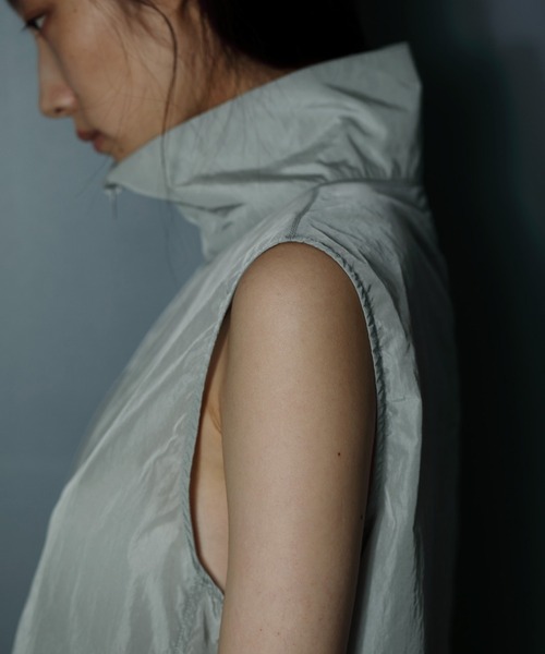 anuke(アンヌーク)の「Nylon Sleeveless Blouson(Tシャツ/カットソー・レディース・ブルー系その他/ホワイト/チャコールグレー・FREE)」の3枚目の写真