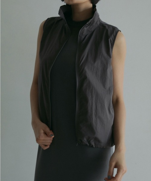 anuke(アンヌーク)の「Nylon Sleeveless Blouson(Tシャツ/カットソー・レディース・ブルー系その他/ホワイト/チャコールグレー・FREE)」の2枚目の写真