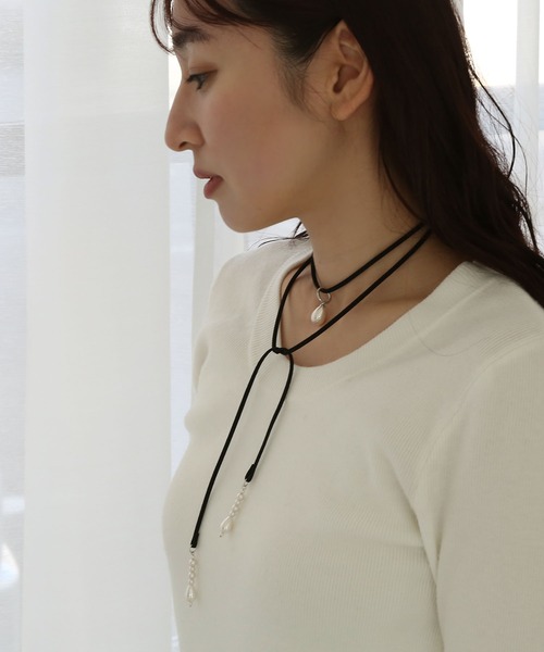 colleca la（コレカラ）の「パール付き コードチョーカーネックレス/ラリエット（チョーカー・レディース・ブラック・FREE）」の2枚目の写真