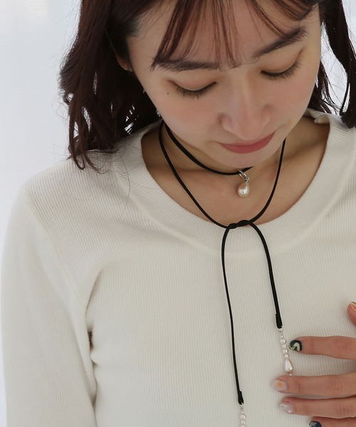 colleca la（コレカラ）の「パール付き コードチョーカーネックレス/ラリエット（チョーカー・レディース・ブラック・FREE）」の3枚目の写真