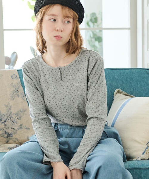 Crisp（クリスプ）の「ヘンリーネックフラワーTシャツ（Tシャツ/カットソー・レディース・グレー/アイボリー・FREE）」の3枚目の写真