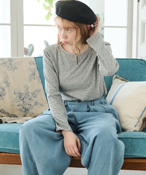 Crisp（クリスプ）の「ヘンリーネックフラワーTシャツ（Tシャツ/カットソー・レディース・グレー/アイボリー・FREE）」の4枚目の写真