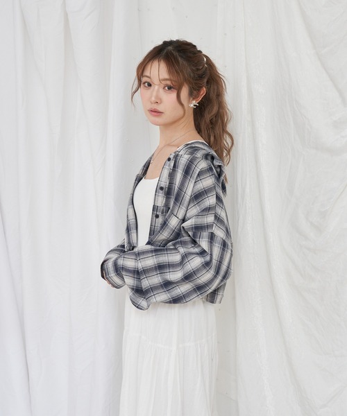 RAY CASSIN（レイカズン）の「オーバーサイズチェックショート丈シャツ/ フードシャツ（シャツ/ブラウス・レディース・ブラック/ブルー/ブラウン・FREE）」の22枚目の写真