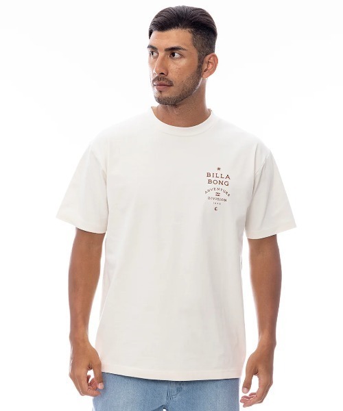 BILLABONG（ビラボン）の「BILLABONG メンズ 【A/DIV.】 SAHARA Tシャツ 【2025年春夏モデル】/ビラボンバックプリント半袖Tシャツ（Tシャツ/カットソー・メンズ・レッド系その他/クリーム/ブラック系その他・MEDIUM/LARGE/X-LARGE）」の9枚目の写真