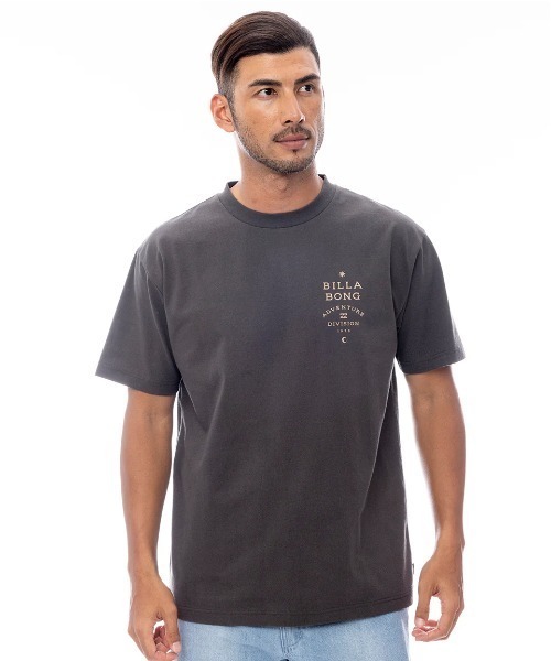 BILLABONG（ビラボン）の「BILLABONG メンズ 【A/DIV.】 SAHARA Tシャツ 【2025年春夏モデル】/ビラボンバックプリント半袖Tシャツ（Tシャツ/カットソー・メンズ・レッド系その他/クリーム/ブラック系その他・MEDIUM/LARGE/X-LARGE）」の13枚目の写真