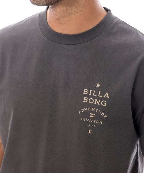 BILLABONG（ビラボン）の「BILLABONG メンズ 【A/DIV.】 SAHARA Tシャツ 【2025年春夏モデル】/ビラボンバックプリント半袖Tシャツ（Tシャツ/カットソー・メンズ・レッド系その他/クリーム/ブラック系その他・MEDIUM/LARGE/X-LARGE）」の12枚目の写真