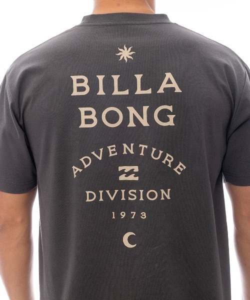 BILLABONG（ビラボン）の「BILLABONG メンズ 【A/DIV.】 SAHARA Tシャツ 【2025年春夏モデル】/ビラボンバックプリント半袖Tシャツ（Tシャツ/カットソー・メンズ・レッド系その他/クリーム/ブラック系その他・MEDIUM/LARGE/X-LARGE）」の11枚目の写真