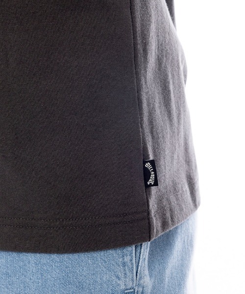 BILLABONG（ビラボン）の「BILLABONG メンズ 【A/DIV.】 SAHARA Tシャツ 【2025年春夏モデル】/ビラボンバックプリント半袖Tシャツ（Tシャツ/カットソー・メンズ・レッド系その他/クリーム/ブラック系その他・MEDIUM/LARGE/X-LARGE）」の10枚目の写真