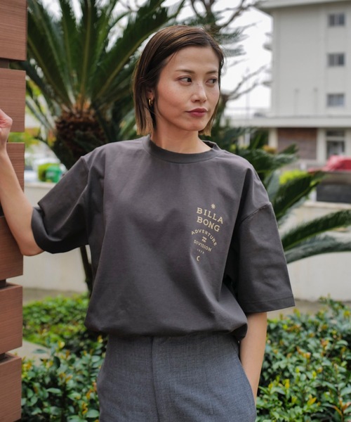 BILLABONG（ビラボン）の「BILLABONG メンズ 【A/DIV.】 SAHARA Tシャツ 【2025年春夏モデル】/ビラボンバックプリント半袖Tシャツ（Tシャツ/カットソー・メンズ・レッド系その他/クリーム/ブラック系その他・MEDIUM/LARGE/X-LARGE）」の19枚目の写真