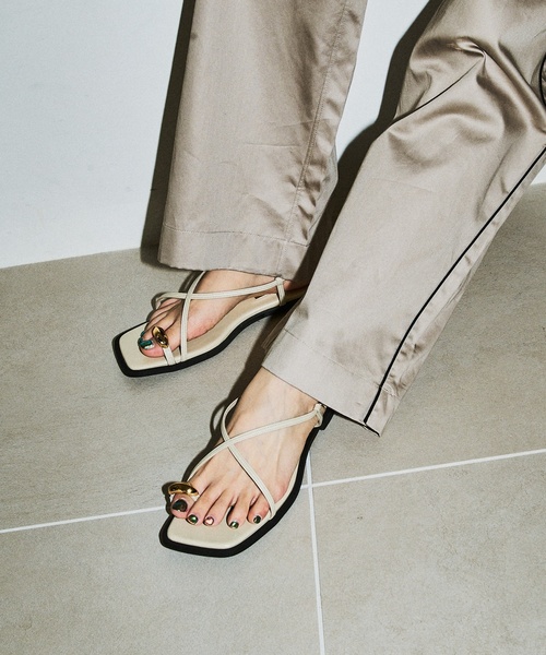 LE TALON(ルタロン)の「《追加3》GRISEメタルリングクロストングサンダル(サンダル・レディース・ブルー系その他/ブラック/アイボリー・MEDIUM/LARGE/X-LARGE/SMALL)」の2枚目の写真