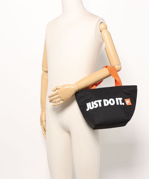 NIKE(ナイキ)の「《NIKEアパレル》NAN NIKELOGOFUEL TOTE(トートバッグ・メンズ・グレー/ブラック・フリー)」の4枚目の写真