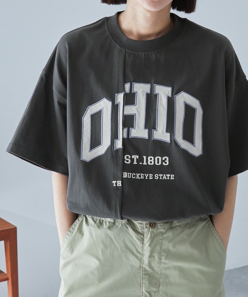 MONO-MART(モノマート)の「リメイクライク カレッジロゴ刺繍スイッチング半袖Tシャツ(Tシャツ/カットソー・レディース・スミクロ/ピンク/オフホワイト・FREE)」の2枚目の写真