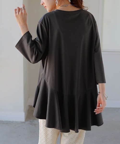 HUG.U(ハグユー)の「まるでシルク。 接触冷感フレアTシャツ(Tシャツ/カットソー・レディース・アイボリー/ブラック/スモークピンク/ダークグレー/ミント/ホワイト・FREE)」の4枚目の写真
