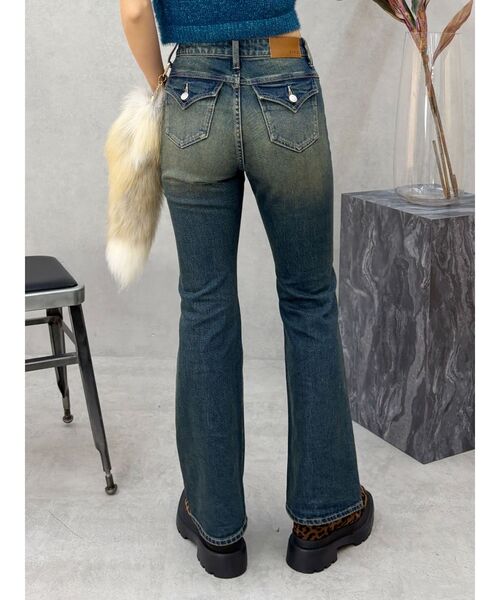 EVRIS（エヴリス）の「ヴィンテージライクダメージフレアデニムパンツ（デニムパンツ・レディース・インディゴブルー/ブラック・SMALL/MEDIUM）」の2枚目の写真