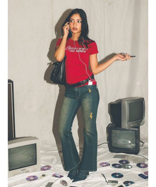 EVRIS（エヴリス）の「ヴィンテージライクダメージフレアデニムパンツ（デニムパンツ・レディース・インディゴブルー/ブラック・SMALL/MEDIUM）」の7枚目の写真