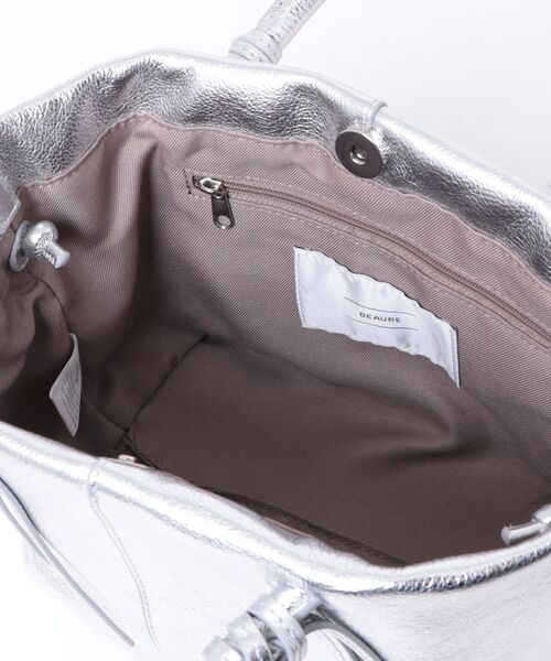 Beau're(ヴュレ)の「BEAURE boat shape ショルダー Bag(ショルダーバッグ・レディース・グレー/シルバー/ブラック/ブラウン・FREE)」の15枚目の写真