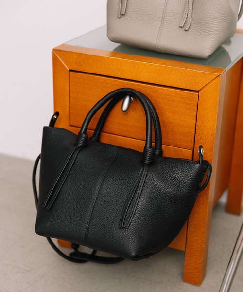 Beau're(ヴュレ)の「BEAURE boat shape ショルダー Bag(ショルダーバッグ・レディース・グレー/シルバー/ブラック/ブラウン・FREE)」の6枚目の写真
