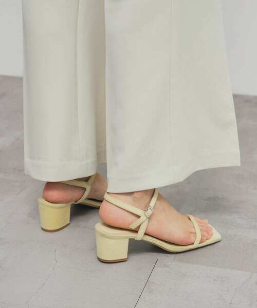 KBF（ケイビーエフ）の「スリムストラップサンダル（サンダル・レディース・ネイビー/イエロー・36/37/38）」の2枚目の写真