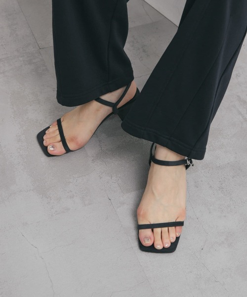 KBF（ケイビーエフ）の「スリムストラップサンダル（サンダル・レディース・ネイビー/イエロー・36/37/38）」の3枚目の写真