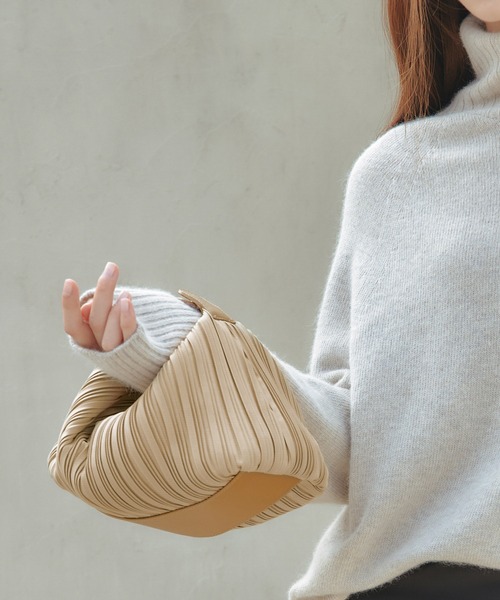 BLUEORB（ブルーオーブ）の「Cocoon bag ハンドバッグ プリーツバッグ（ハンドバッグ・レディース・ブラック/オリーブ/ベージュ・ONESIZE）」の3枚目の写真