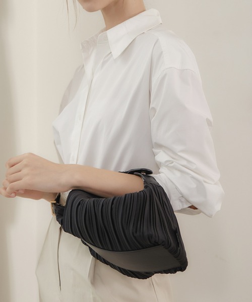 BLUEORB（ブルーオーブ）の「Cocoon bag ハンドバッグ プリーツバッグ（ハンドバッグ・レディース・ブラック/オリーブ/ベージュ・ONESIZE）」の2枚目の写真