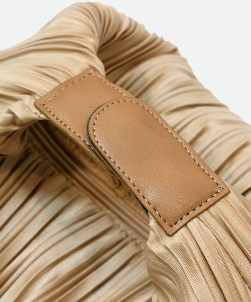 BLUEORB（ブルーオーブ）の「Cocoon bag ハンドバッグ プリーツバッグ（ハンドバッグ・レディース・ブラック/オリーブ/ベージュ・ONESIZE）」の4枚目の写真