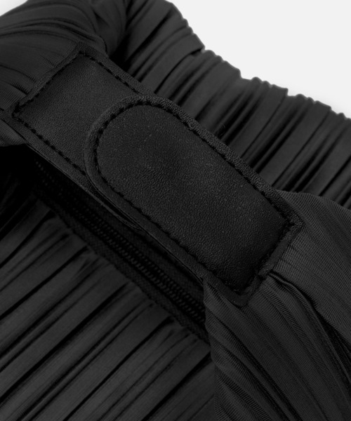 BLUEORB（ブルーオーブ）の「Cocoon bag ハンドバッグ プリーツバッグ（ハンドバッグ・レディース・ブラック/オリーブ/ベージュ・ONESIZE）」の12枚目の写真